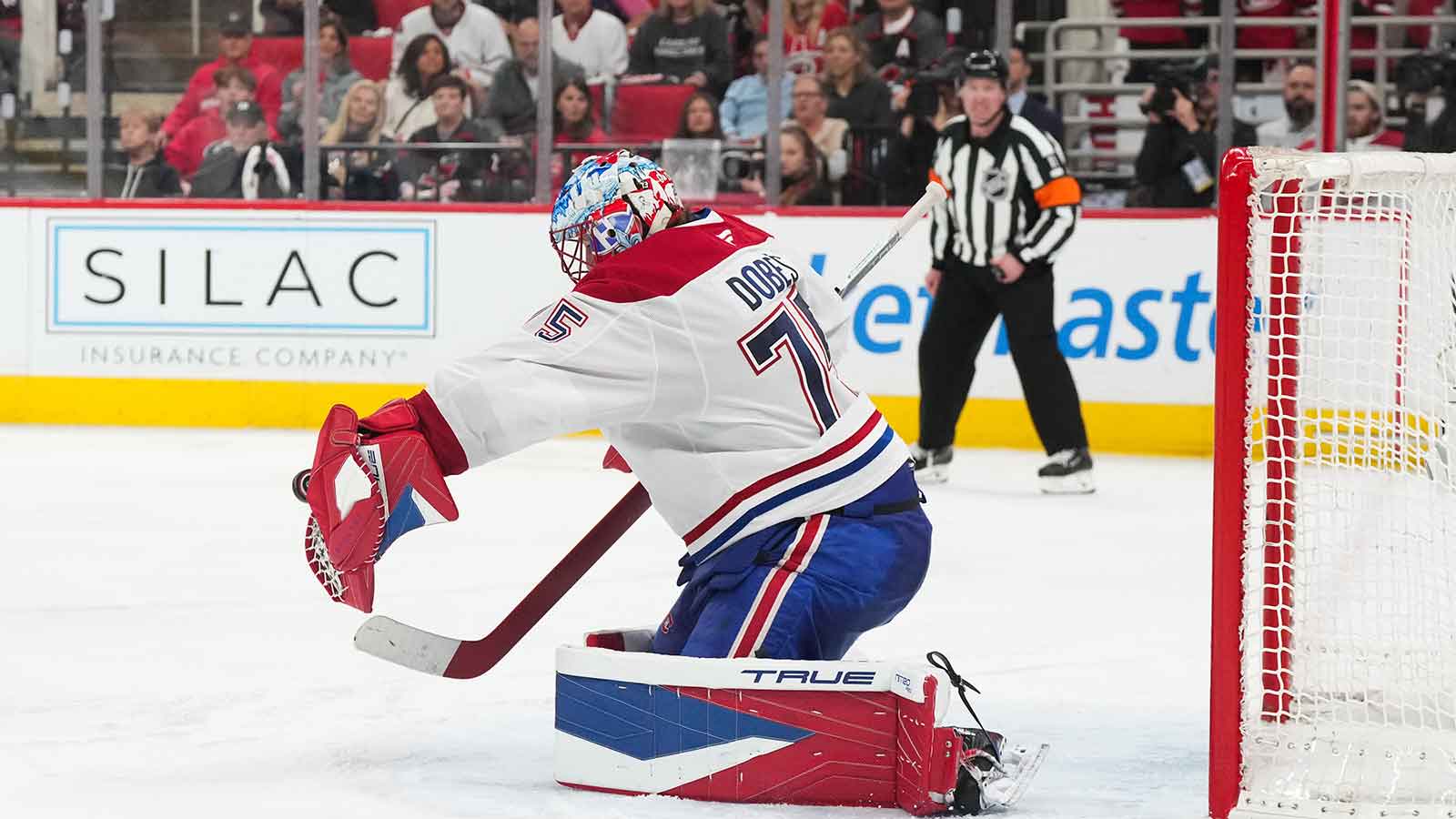 Canadiens’ Jakub Dobes makes epic save on Jackson Blake breakaway in Game 4