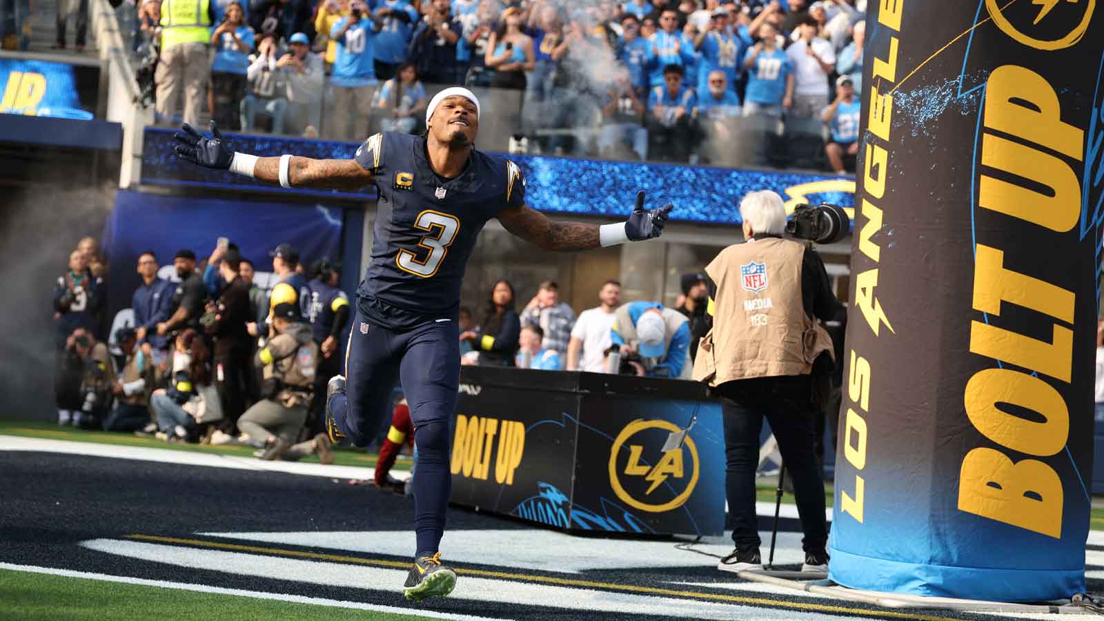 Chargers’ Derwin James signs record-breaking $75.6 million contract