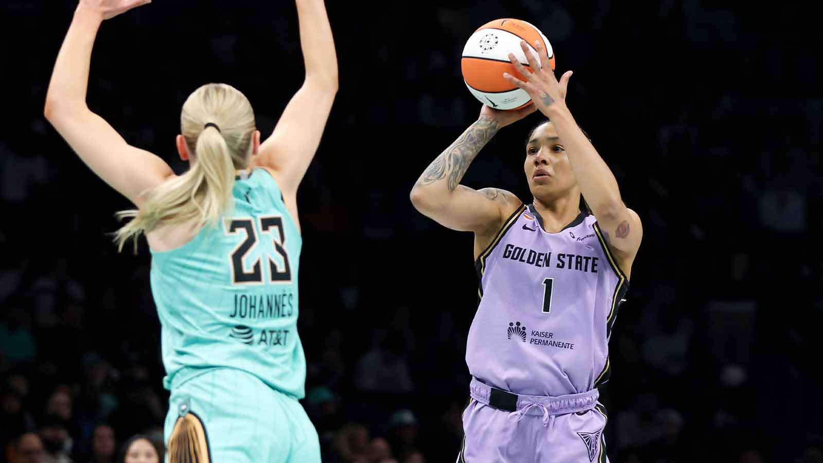 Watch Marshawn Lynch get shooting tips from Gabby Williams, Kayla Thornton