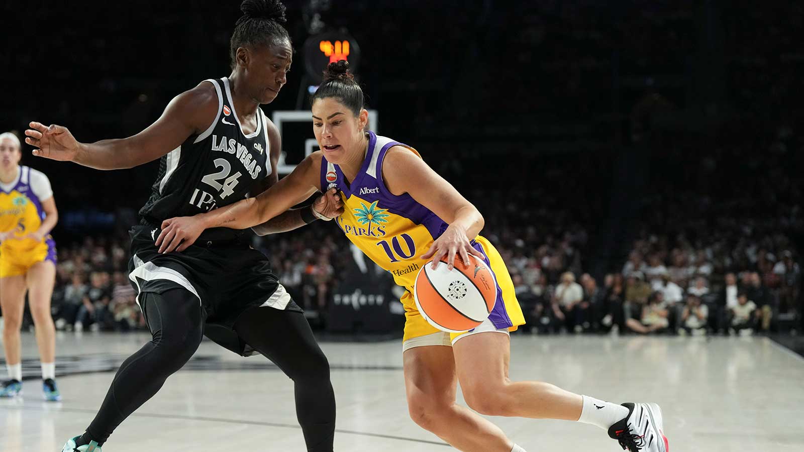 Magic Johnson gives Kelsey Plum flowers for 38-point performance vs. Aces