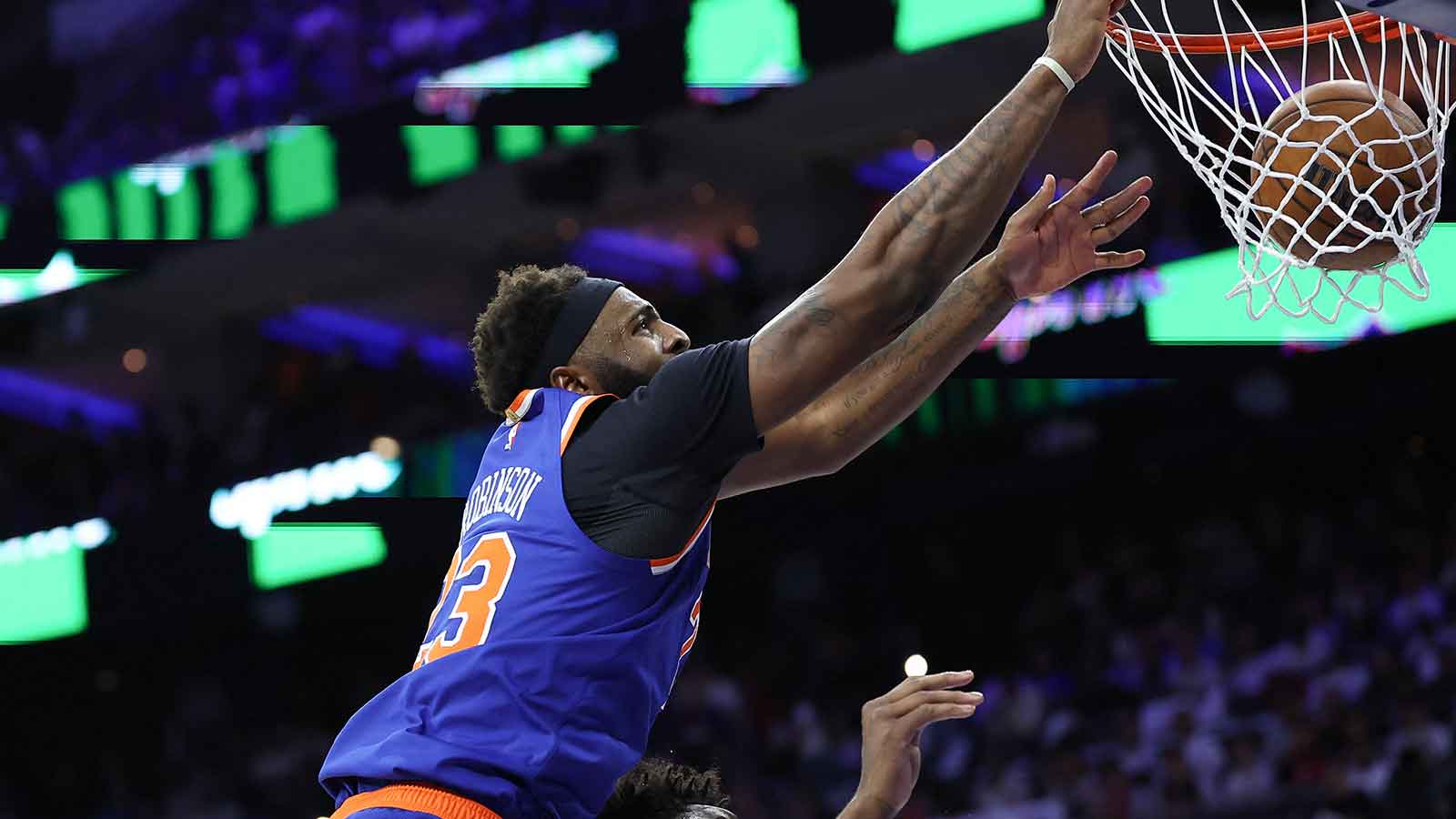 Knicks’ Mitchell Robinson epically dunks over Joel Embiid for instant poster