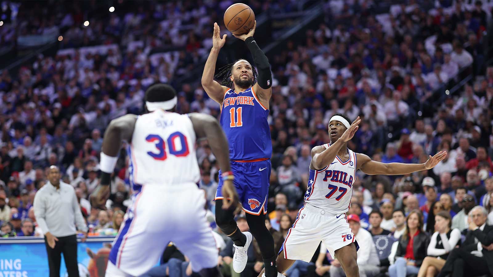 Knicks guard Jalen Brunson (11) shoots in front