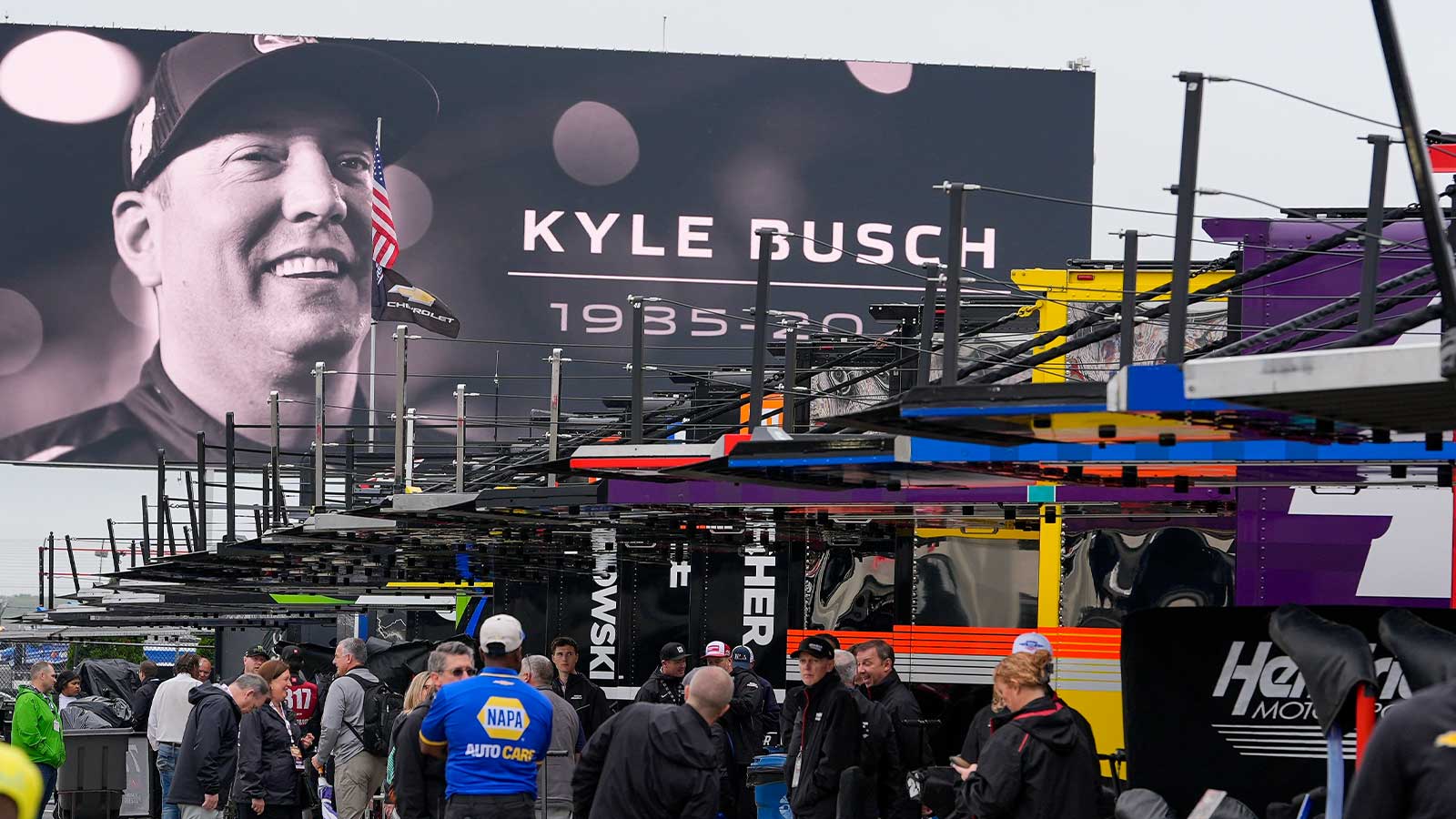 Kyle Busch gets touching tribute from fans, broadcast on Lap 8 of NASCAR Coca-Cola 600