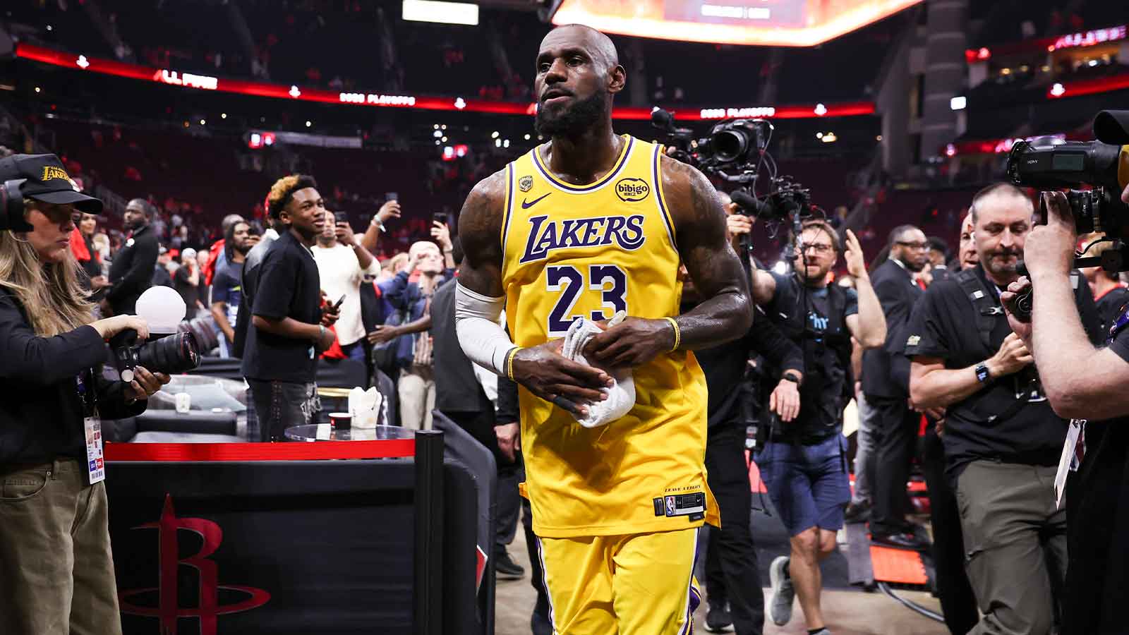 Lakers’ LeBron James postgame interview hilariously interrupted by Jeff Green
