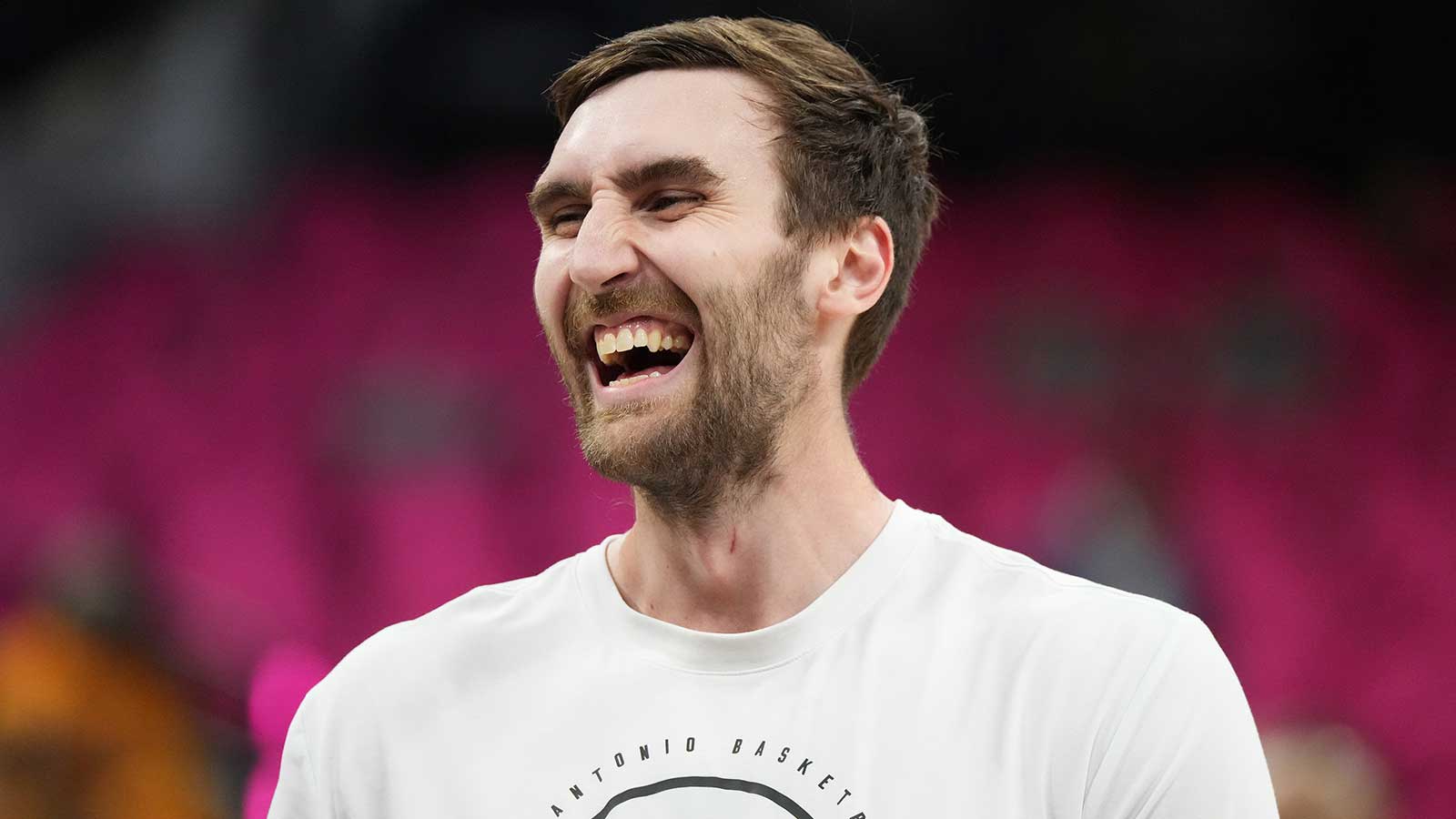 Luke Kornet’s perfect reaction to nuns’ gesture in Spurs-Thunder Game 4