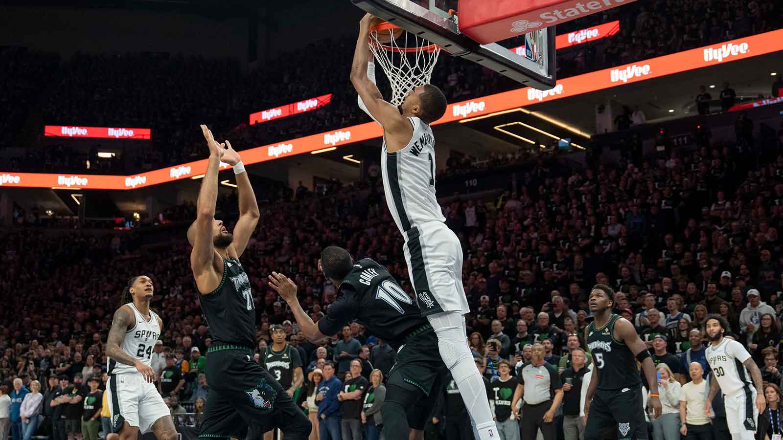 Spurs’ Stephon Castle, Jaden McDaniels nearly come to blows after Dylan Harper hard fall
