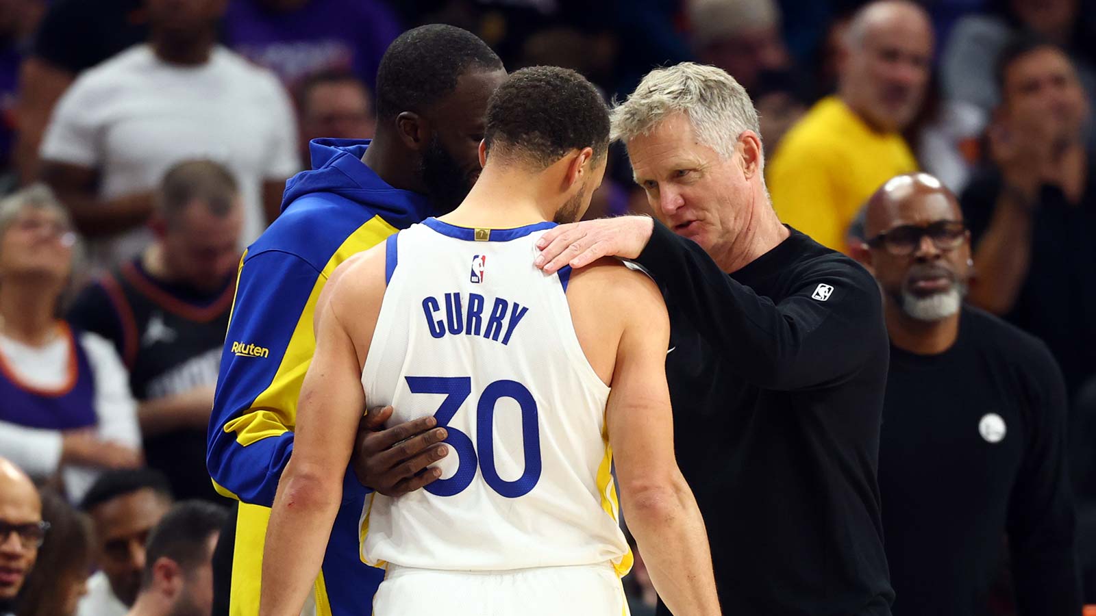 Golden State Warriors guard Stephen Curry (30) with forward Draymond Green and head coach Steve Kerr against the Phoenix Suns during the closing seconds of the play-in rounds of the 2026 NBA Playoffs at Mortgage Matchup Center. 
