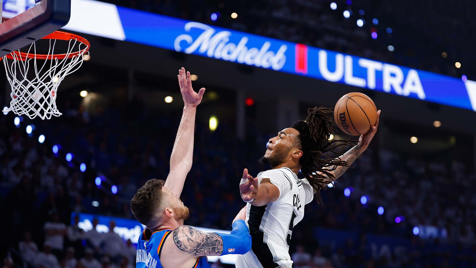 Spurs fans go crazy after Isaiah Hartenstein pulls down Stephon Castle by his hair