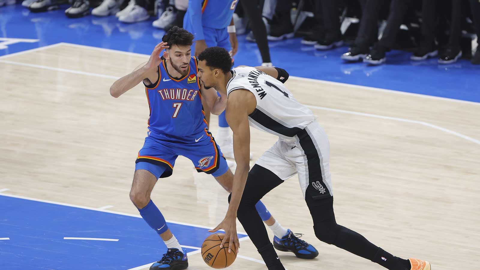 Spurs forward/center Victor Wembanyama (1) drives to the basket past Oklahoma City Thunder center/forward Chet Holmgren (7) during the first quarter at Paycom Center