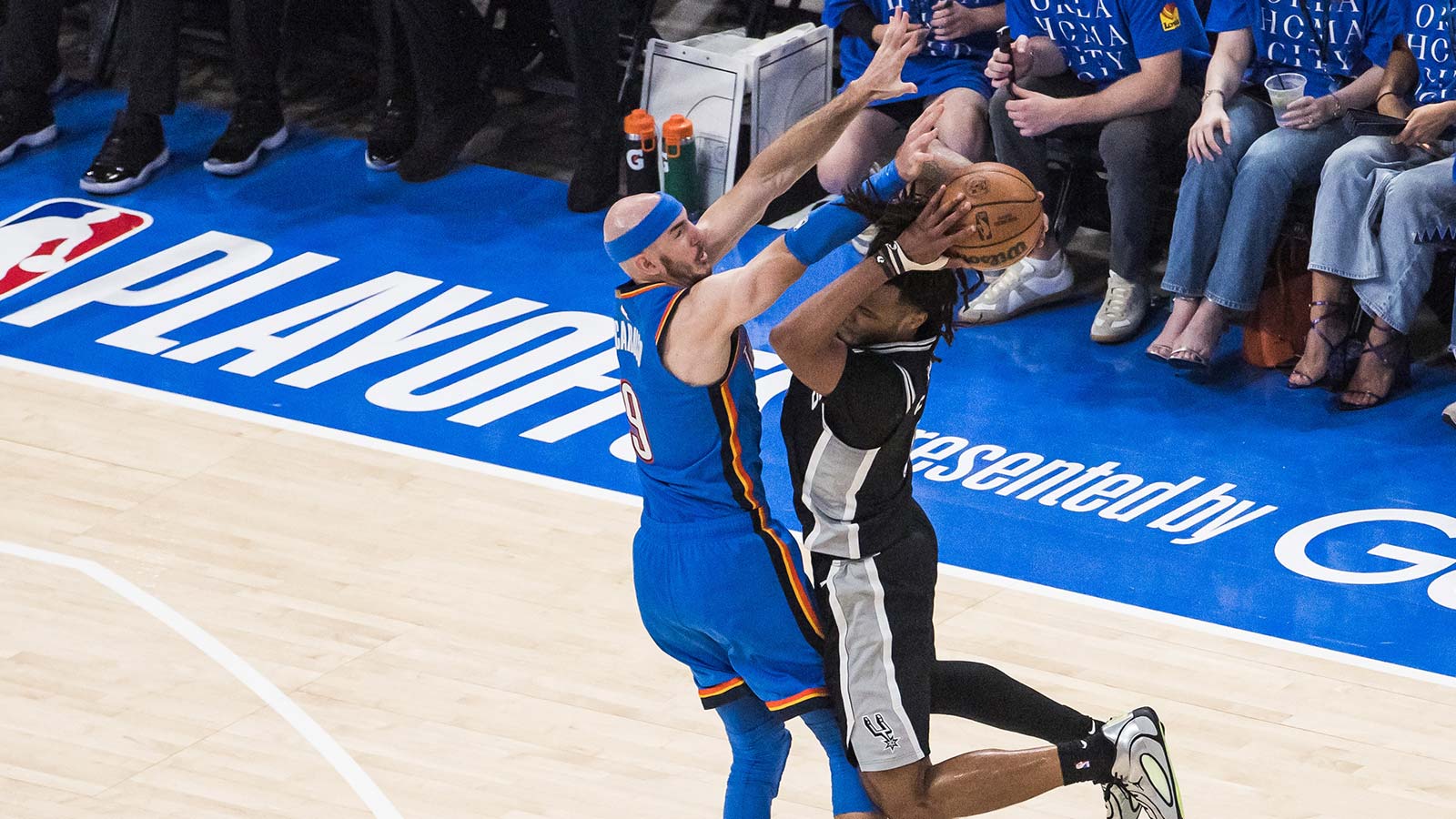 Thunder fans in absolute awe of Alex Caruso’s unconscious 1st half vs. Spurs