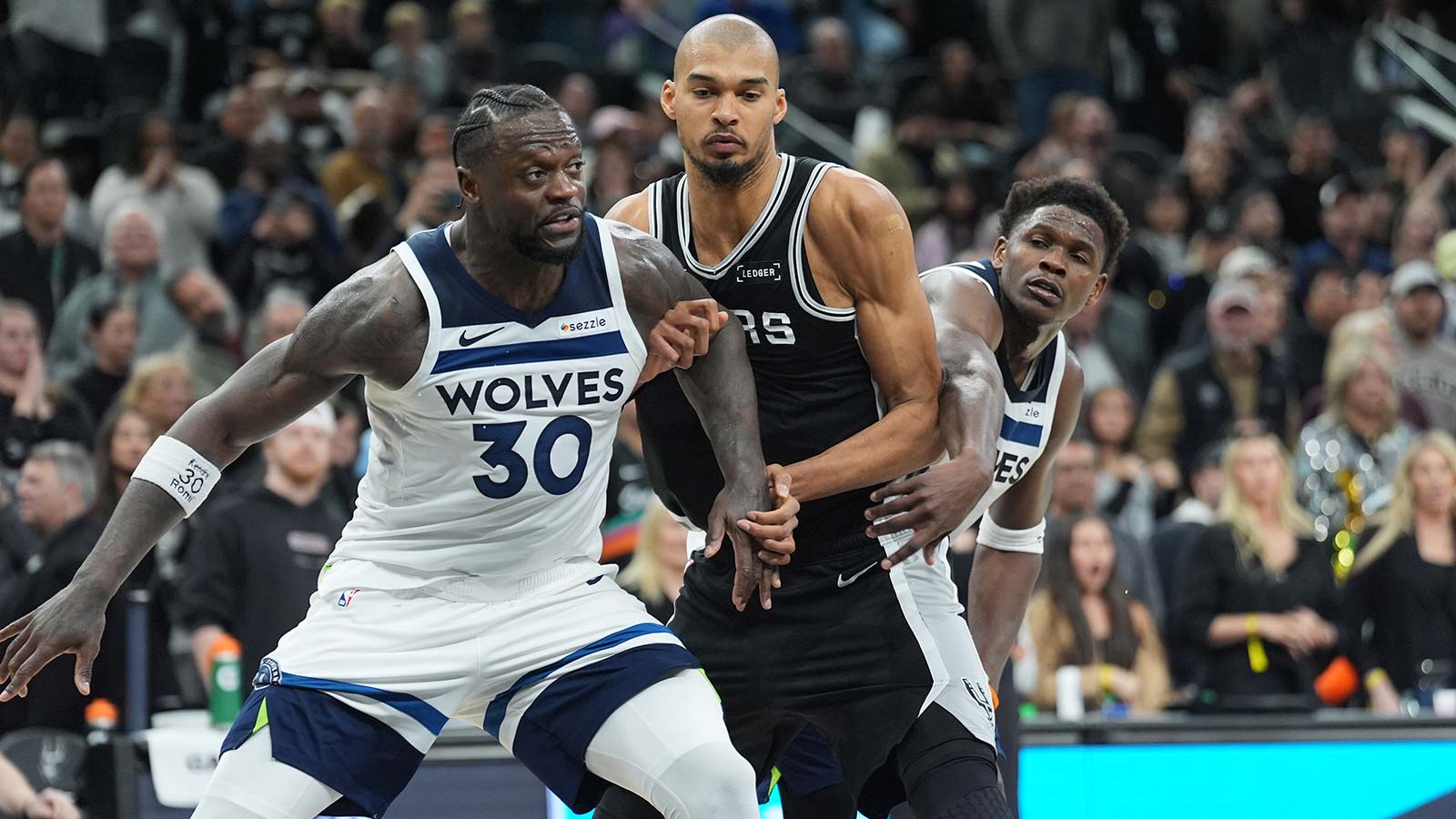 Timberwolves’ Julius Randle posterizes Victor Wembanyama at the buzzer