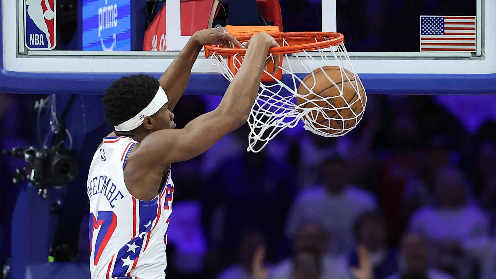VJ Edgecombe picks Jalen Brunson’s pocket for sick slam dunk