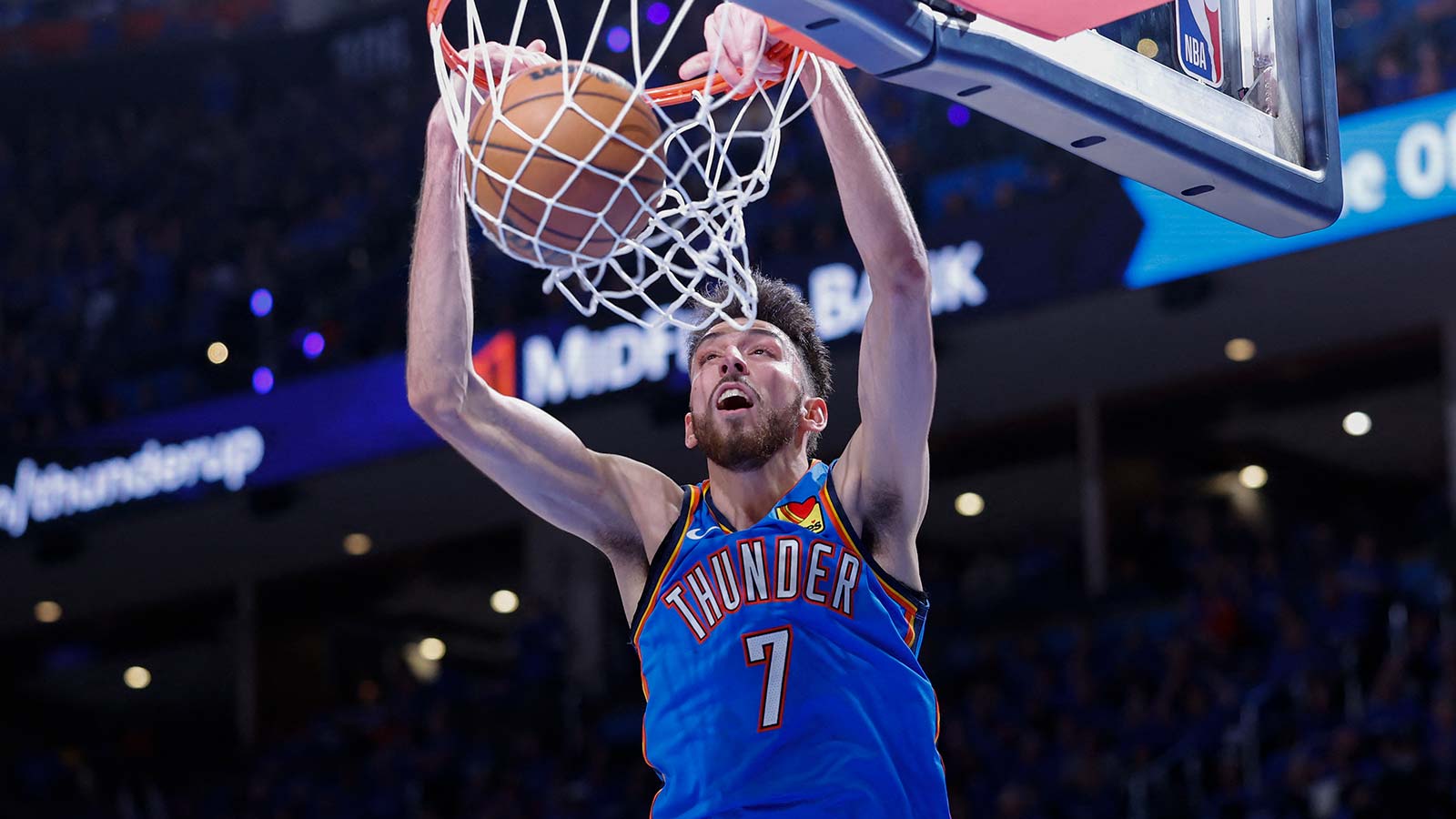 Watch Thunder star Chet Holmgren bury Lakers with clutch go-ahead throwdown