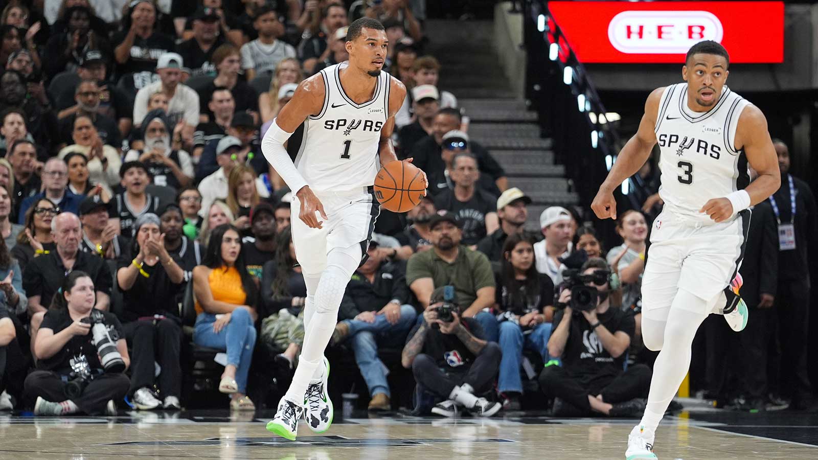 Spurs stifle Thunder attack, tie Western Conference Finals at 2 games each
