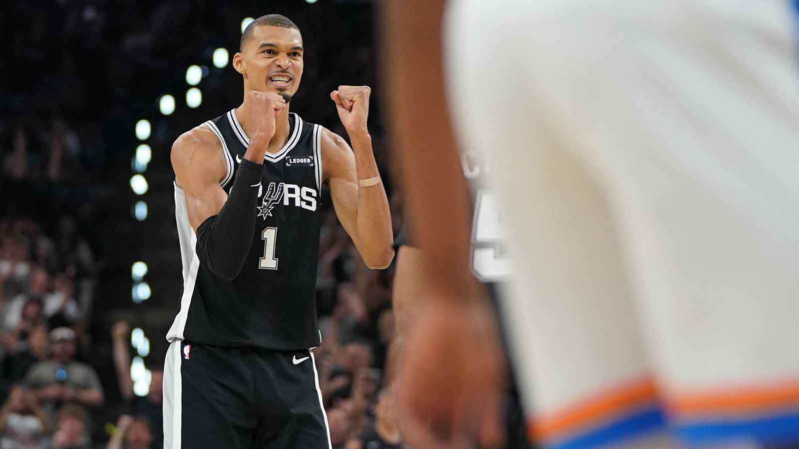 Spurs fan savagely dunks all over Thunder reporter complaining about uncalled Victor Wembanyama goaltend