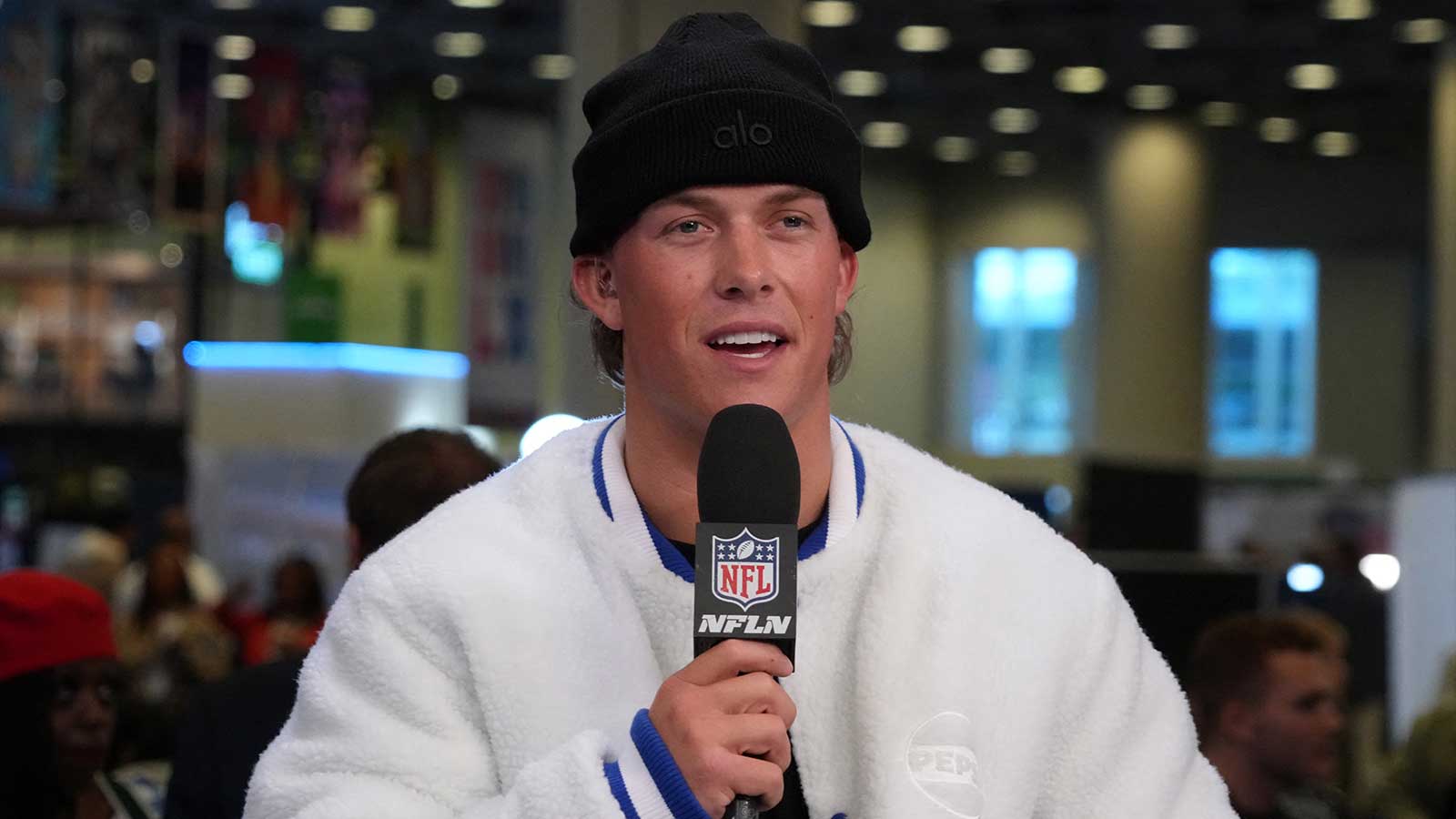 Giants’ Jaxson Dart introduces Donald Trump at New York event