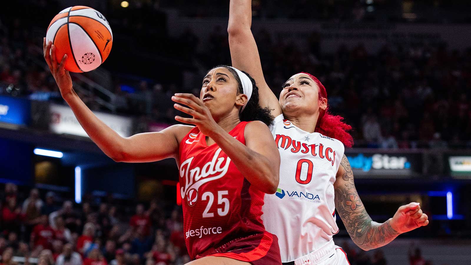 Indiana Fever Forward Monique Billings (25) dispara el balón mientras el centro de Washington Mystics Shakira Austin (0) defiende en la segunda mitad en Gainbridge Fieldhouse.