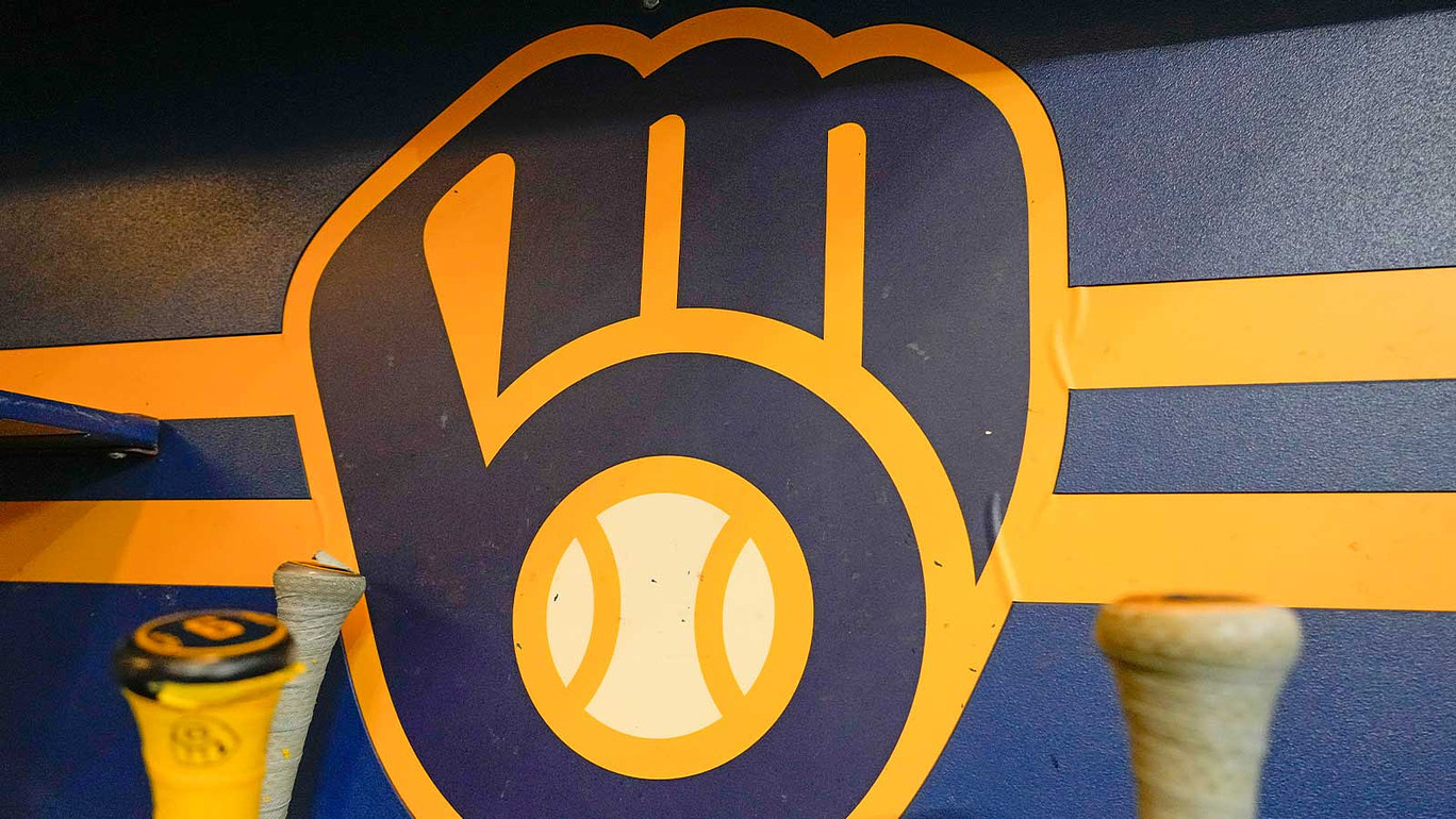 2 Brewers’ early trade targets to help Milwaukee win NL Central