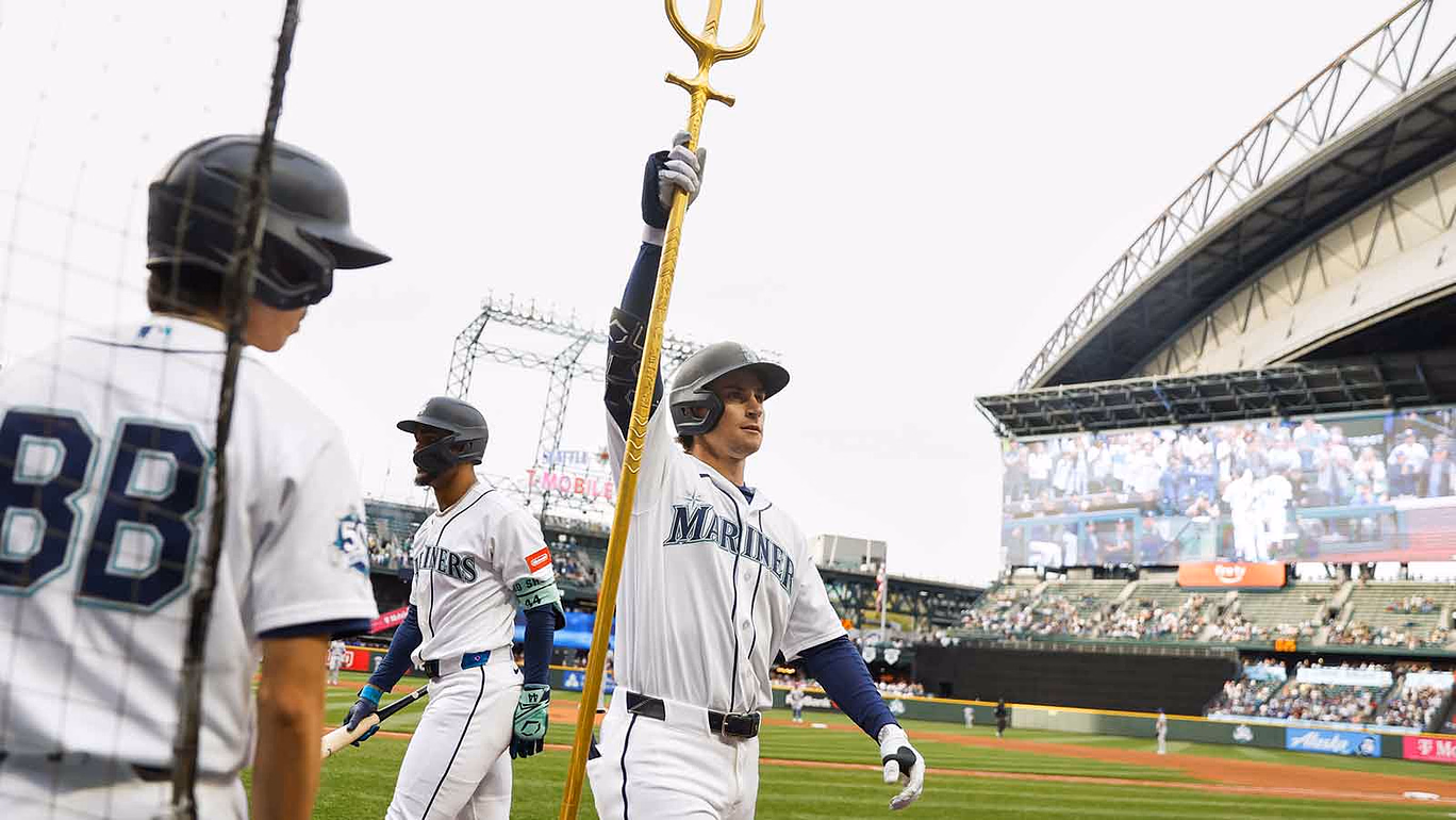Mariners rookie Colt Emerson saves win streak with epic sliding catch