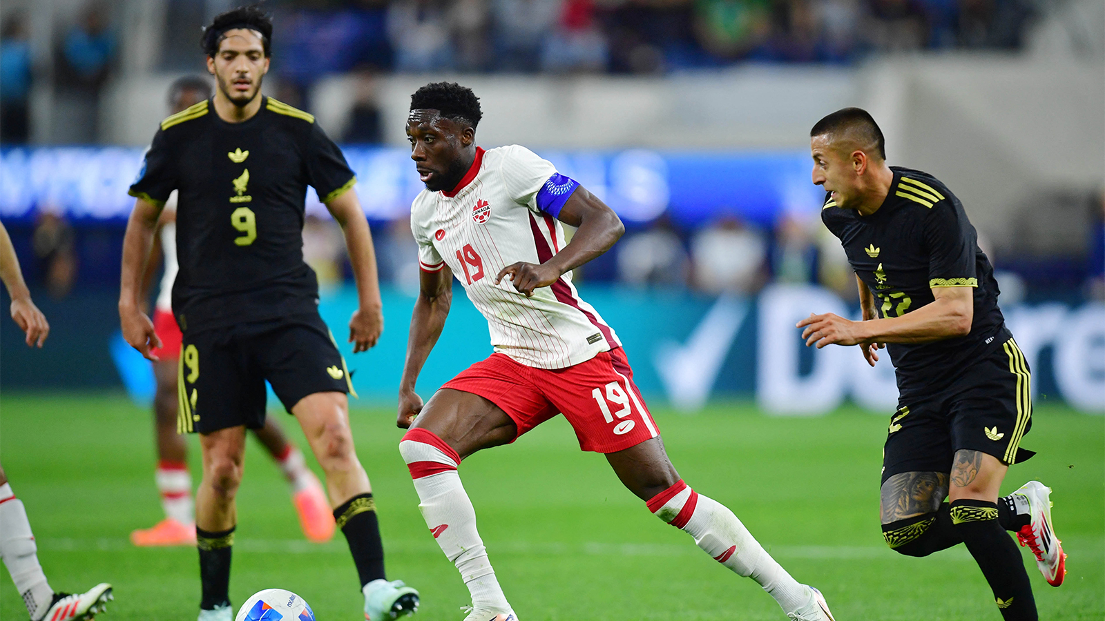 Canada defender Alphonso Davies (19) dribbles the ball against Mexico during the second half of a Concacaf Nations League semifinal match at SoFi Stadium. 