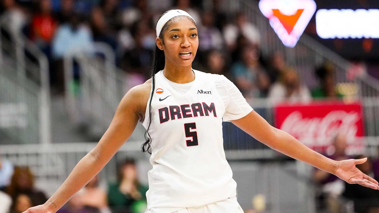 Dream’s Angel Reese cartoonishly mocks Caitlin Clark after foul