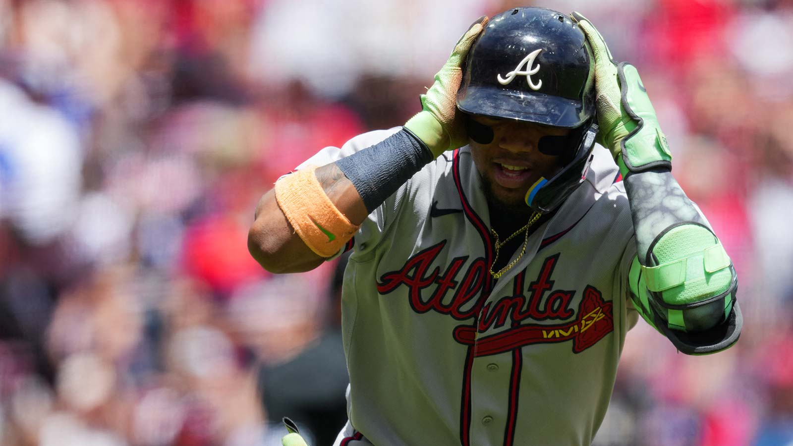 Braves’ Ronald Acuña Jr. leaves game with concerning hamstring injury