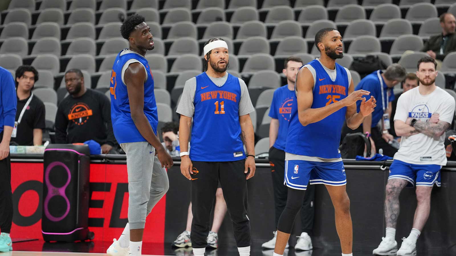 Brian Windhorst addresses ‘derogatory’ Knicks signs before Game 1 vs. Spurs