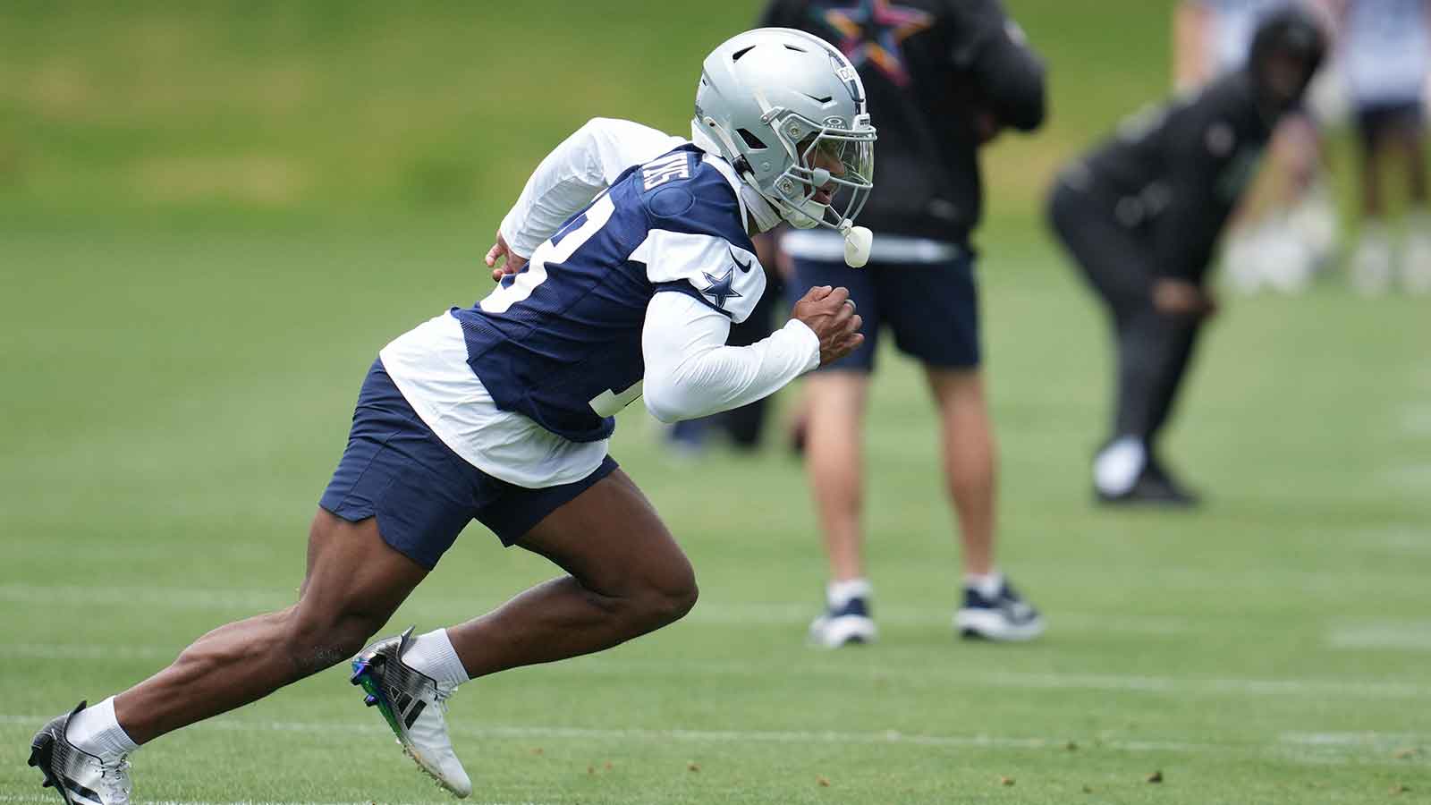 Dallas Cowboys Rookie Caleb Downs Shines with Unprecedented Versatility at Minicamp, Eyeing Dual Role