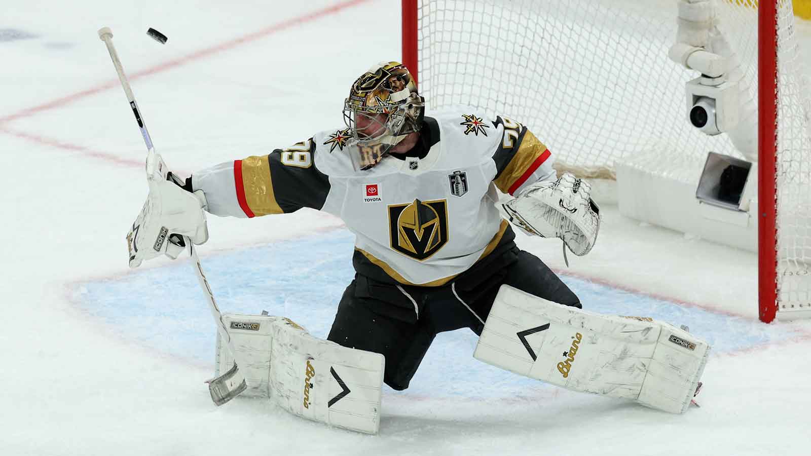 Should Golden Knights turn to Stanley Cup champion Adin Hill amid Carter Hart struggles?