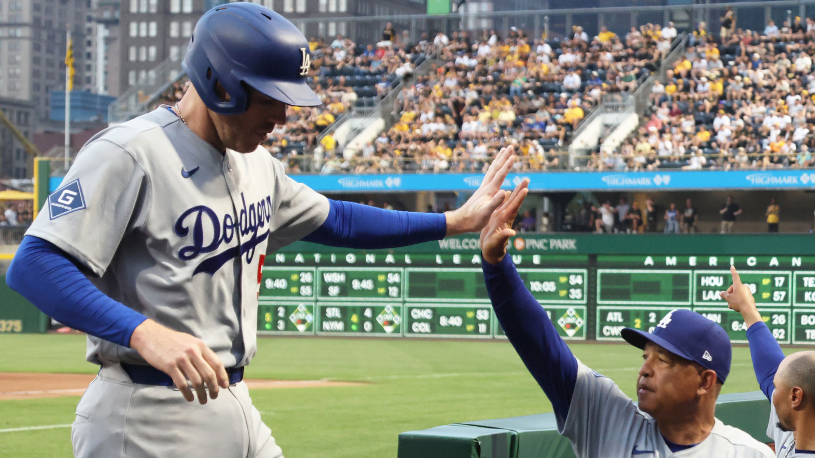 Dodgers’ Dave Roberts issues challenge to Freddie Freeman after star’s 2,500th hit