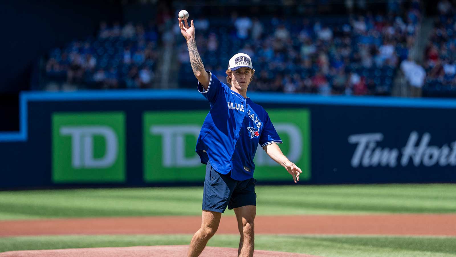 Watch Maple Leafs 1st overall pick Gavin McKenna throw out 1st Blue Jays pitch