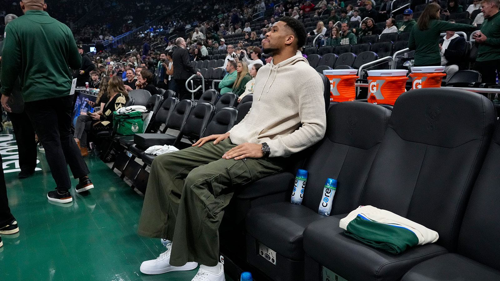 https://wp.clutchpoints.com/wp-content/uploads/2026/06/Giannis-sits.jpg