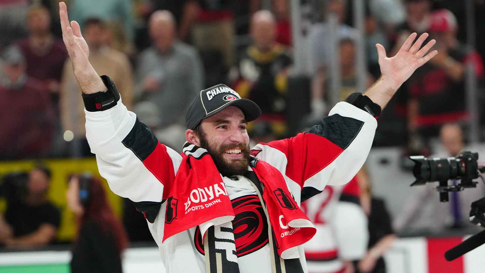 Hurricanes’ Jordan Martinook perfectly sums up Jordan Staal’s Conn Smythe win