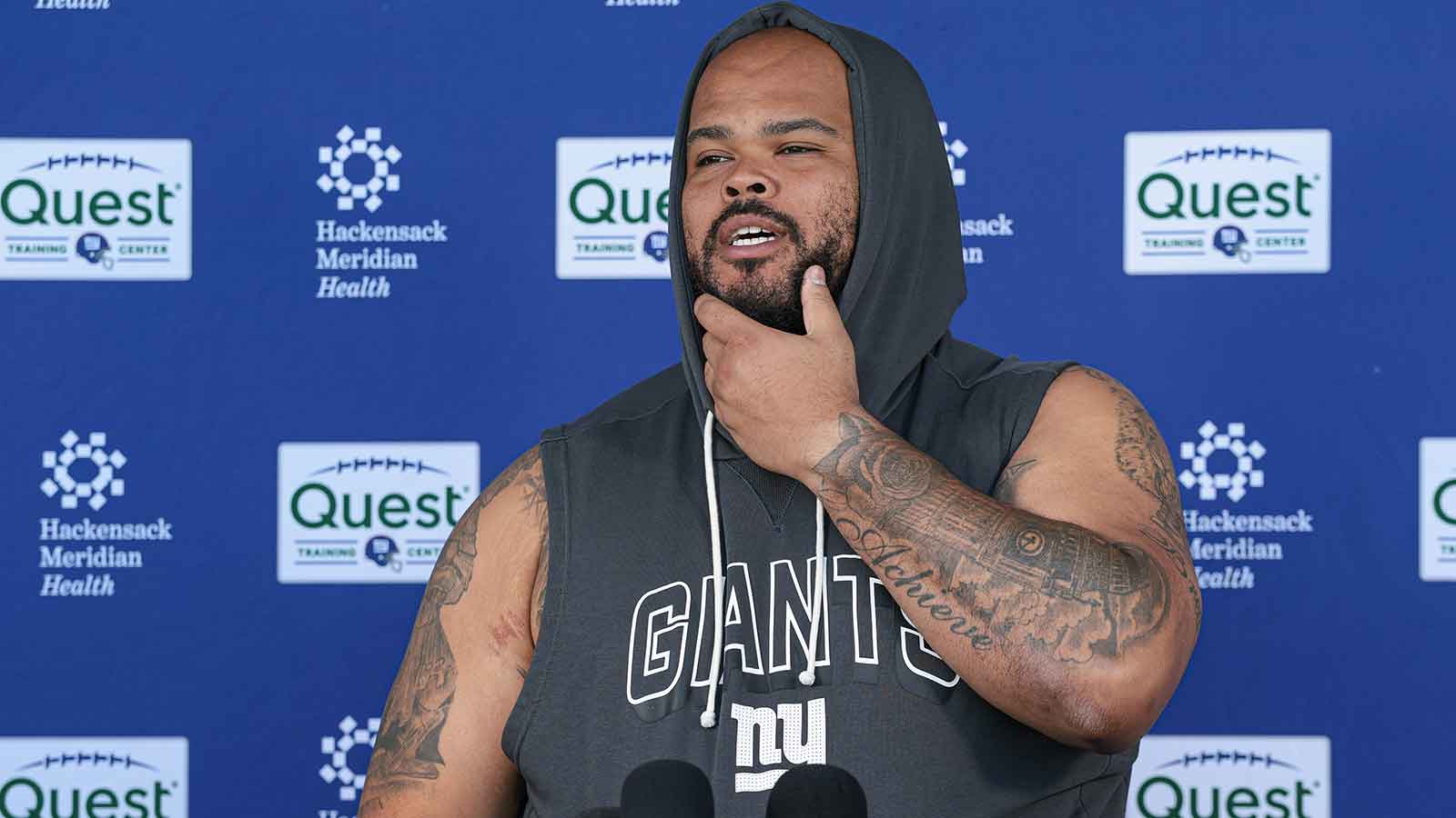 Giants news: O-lineman ran into Gerard Butler and showed him his 300 tattoo