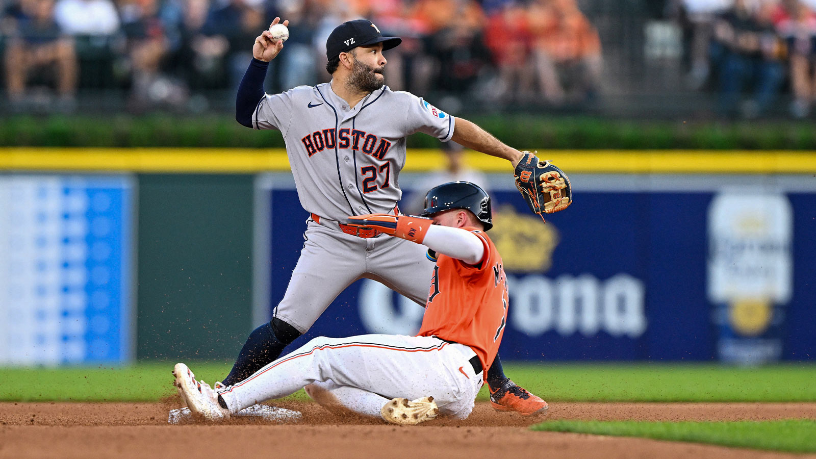 Astros’ Jose Altuve exits Tigers game with apparent injury