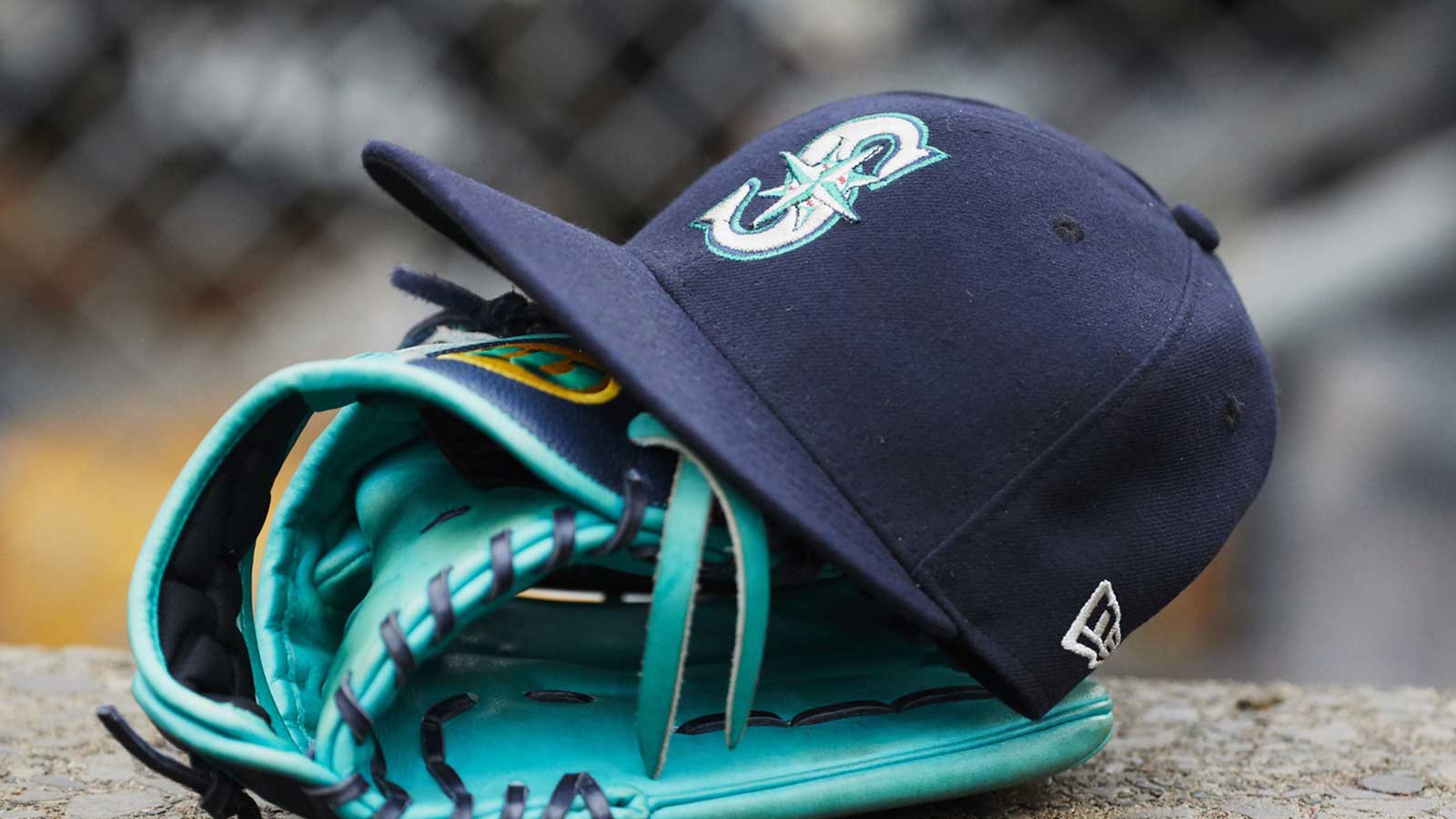 Mariners DFA pitcher with latest roster move before Orioles game