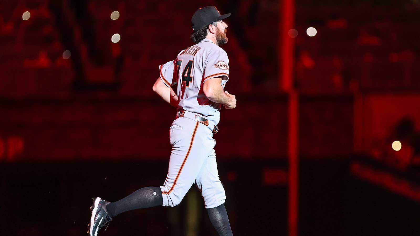 Giants’ Ryan Walker hilariously throws out Marlins’ Heriberto Hernández with glove