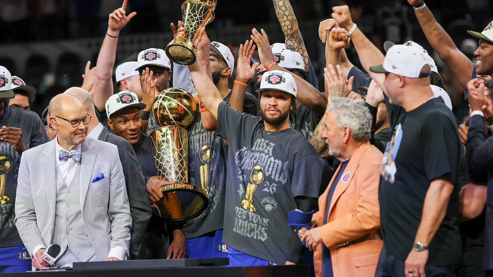 Why Knicks’ Jalen Brunson hugged Mitch Johnson before his dad after winning NBA title