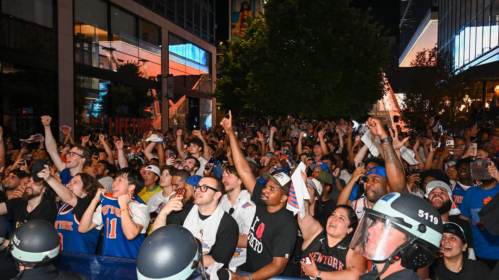 Watch street performer wow celebrating Knicks fans by balancing TV, garbage can on head