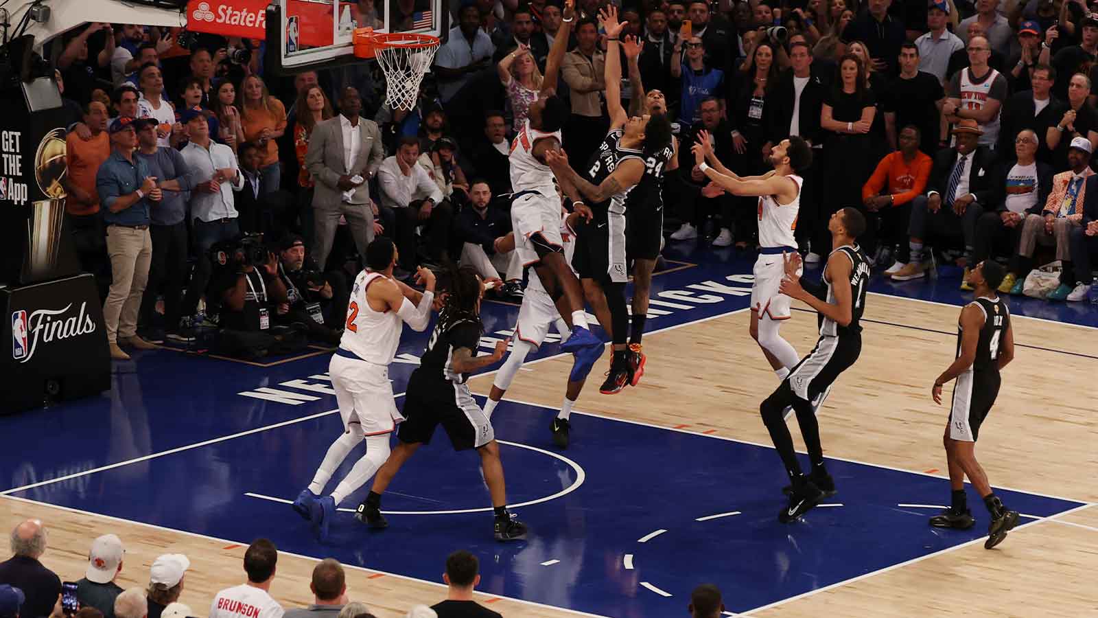 Knicks forward Og Anunoby (8) makes the go-ahead tip-in as San Antonio Spurs guard Dylan Harper (2) defends in the final second of the fourth quarter during game four of the 2026 NBA Finals at Madison Square Garden