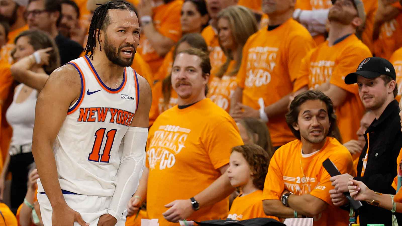 Knicks’ Jalen Brunson absolutely unloads on Scott Foster after physical no-call
