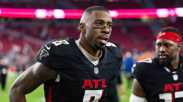 Atlanta Falcons tight end Kyle Pitts Sr. (8) against the Arizona Cardinals at State Farm Stadium.