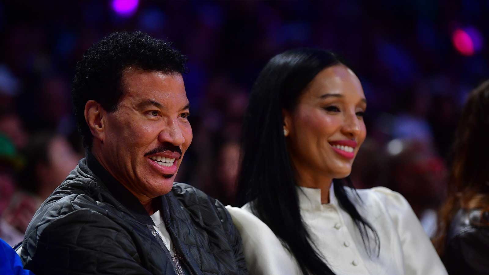 'Dizzy' Lionel Richie scares fans after cutting tour opener short
