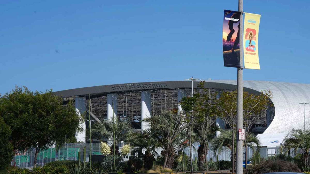 World Cup News Watch Team USA Fans Get Patriotic Outside Of Los world-cup-news-watch-team-usa-fans-get-patriotic-outside-of-los