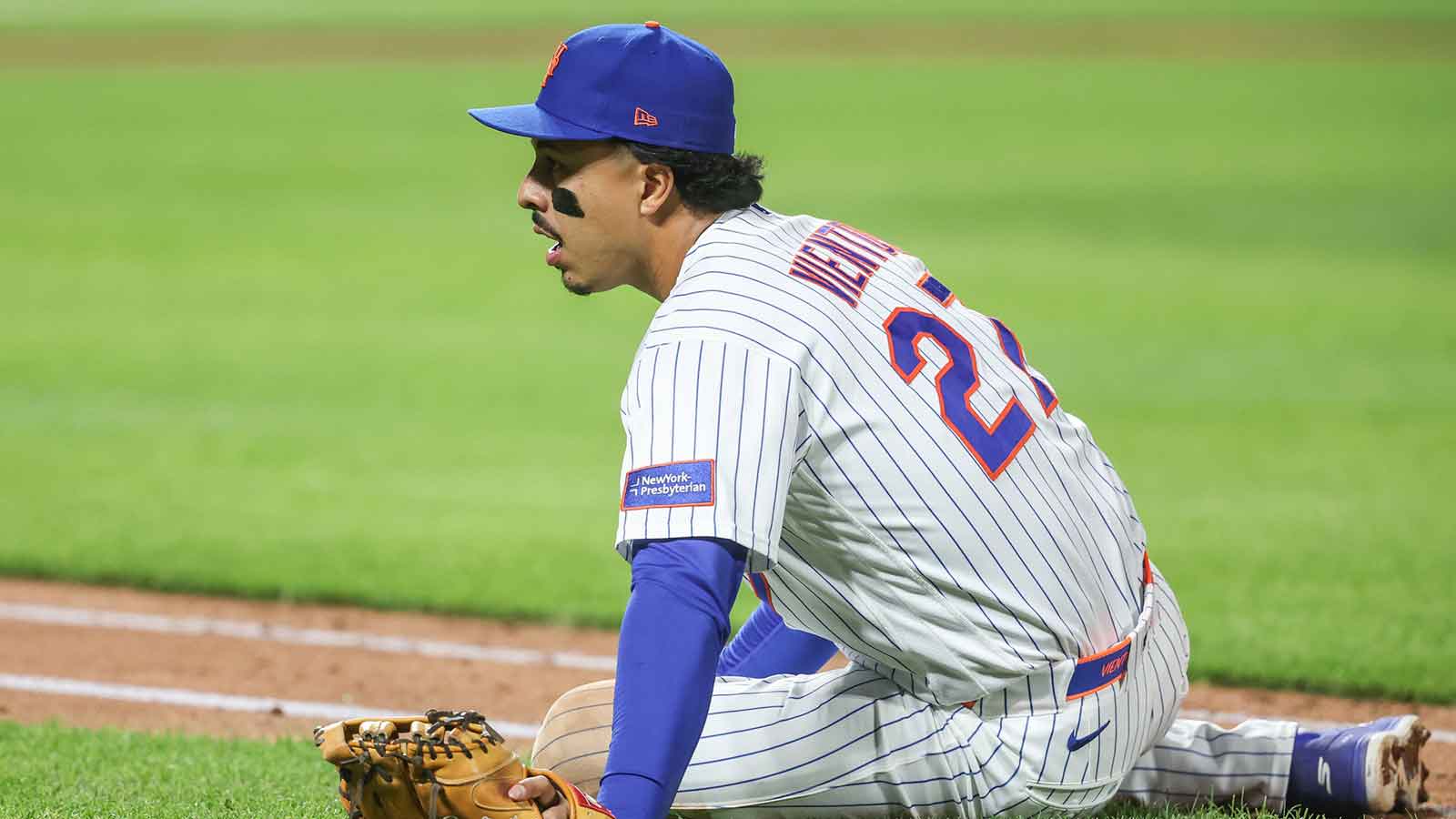 New York Mets first baseman Mark Vientos (27) reacts after failing to make a play at first base in the sixth inning against the Detroit Tigers at Citi Field. Mandatory Credit: Wendell Cruz-Imagn Images