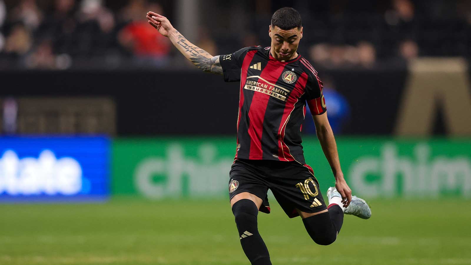 Atlanta United forward Miguel Almiron (10) crosses the ball against the Columbus Crew in the second half at Mercedes-Benz Stadium. 