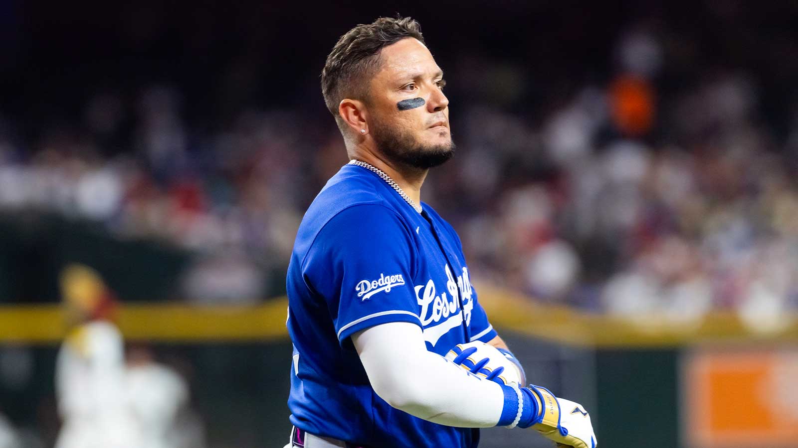 Dodgers' Miguel Rojas exits White Sox game with apparent injury