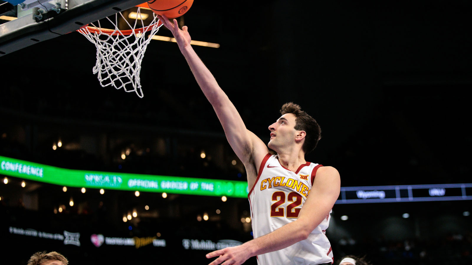 El delantero de los Iowa State Cyclones, Milan Momcilovic (22), lanza el balón durante la primera mitad contra los Arizona State Sun Devils en el T-Mobile Center.