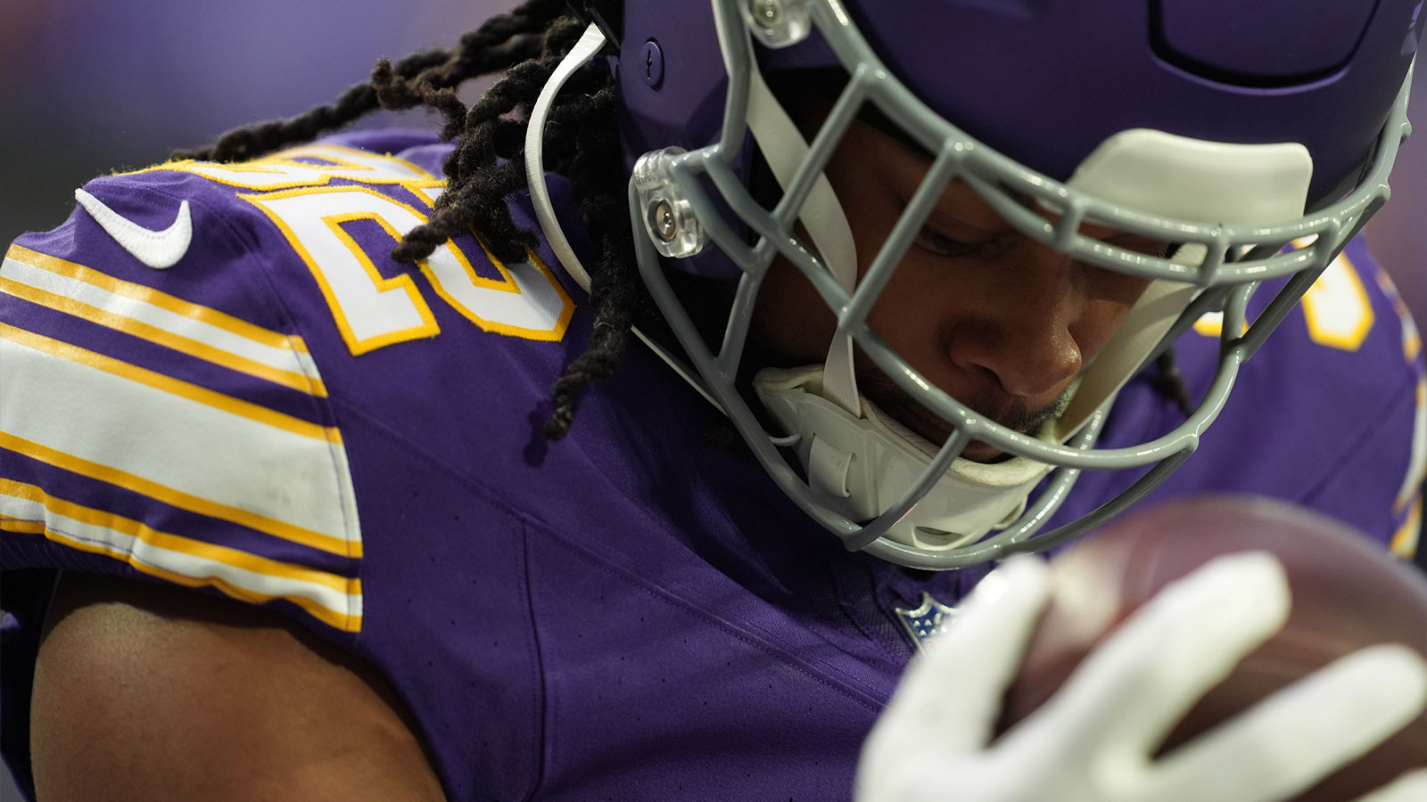 Minnesota Vikings running back Ty Chandler (32) warms up prior to the game against the Green Bay Packers