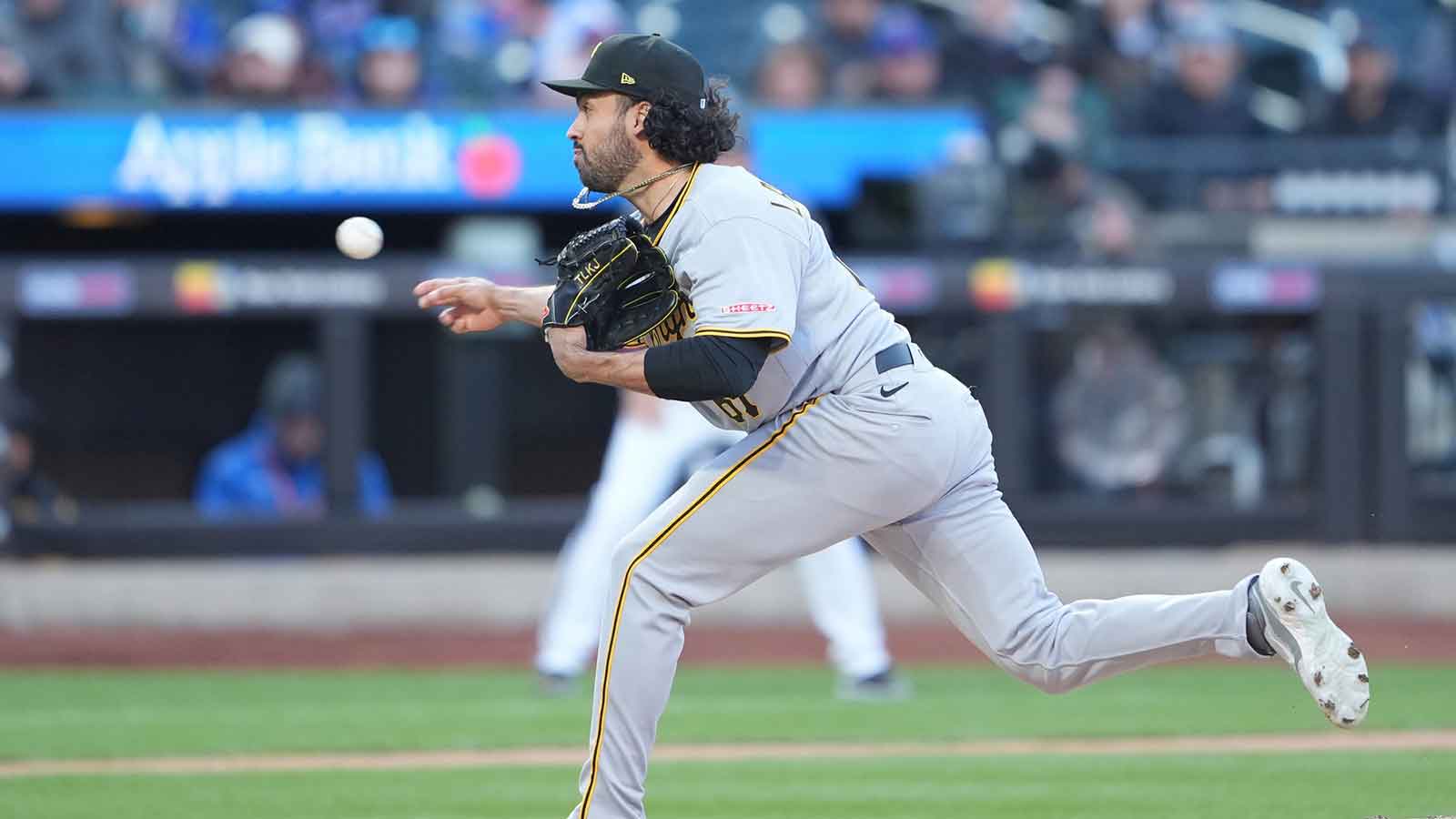 Twins land veteran arm in trade with NL Central challenger